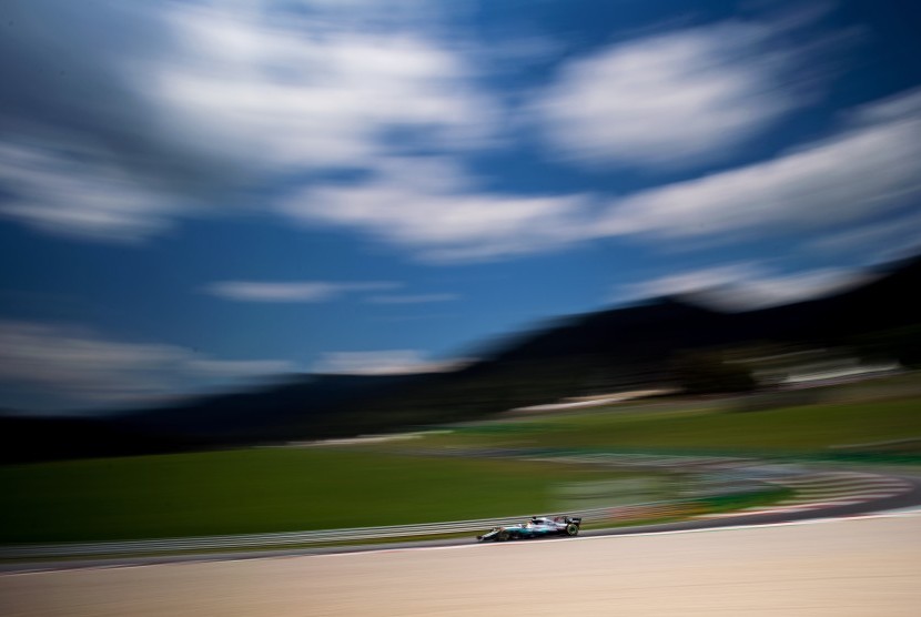 Pembalap Mercedes, Lewis Hamilton pada sesi latihan bebas pertama GP Austria di Sirkuit Redbull Ring, Jumat (7/7).