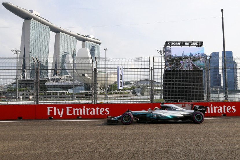 Pembalap Mercedes, Lewis Hamilton pada sesi latihan bebas pertama GP Singapura, Jumat (15/9).