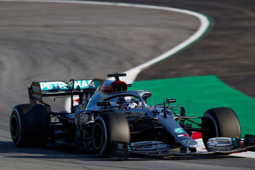 Pembalap Mercedes Lewis Hamilton saat tes pramusim F1 di Barcelona.