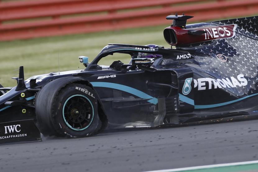 Pembalap Mercedes Lewis Hamilton sempat pecah ban depan pada putaran akhir balapan GP Inggris, namun berhasil keluar sebagai pemenang.