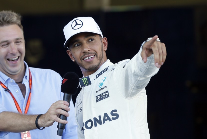 Pembalap Mercedes, Lewis Hamilton seusai babak kualifikasi GP Azerbaijan di Sirkuit Baku, Sabtu (25/6).