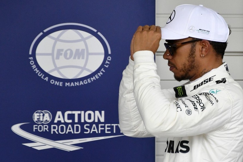 Pembalap Mercedes, Lewis Hamilton seusai sesi kualifikasi GP Jepang di Sirkuit Suzuka, Sabtu (6/10). Hamilton akan start paling depan pada balapan yang digelar pada hari ini.