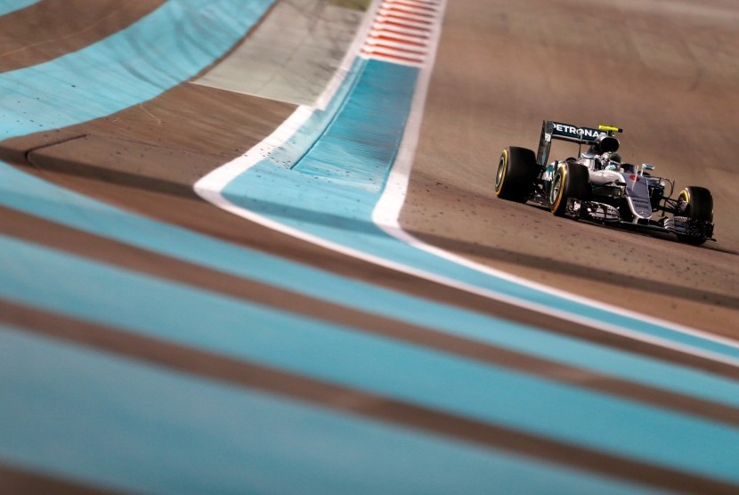 Pembalap Mercedes, Nico Rosberg di sebuah tikungan sirkuit Yas Marina, Abu Dhabi, Ahad (27/11). Rosberg berhasil menjadi juara F1 pada 2016.