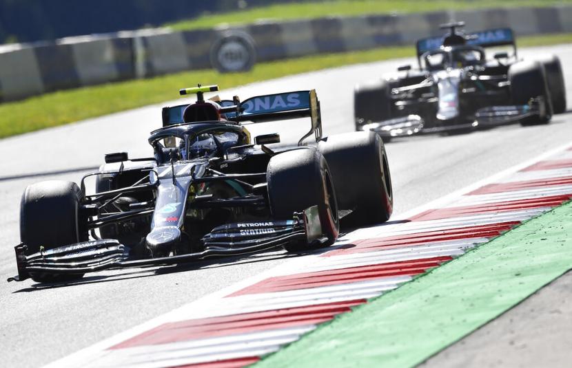 Pembalap Mercedes Valtteri Bottas memimpin balapan sesi latihan terakhir GP Hungaria, diikuti rekan setimnya Lewis Hamilton, Sabtu (18/7).