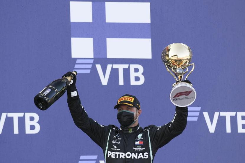 Pembalap Mercedes Valtteri Bottas merayakan gelar juara GP Rusia.