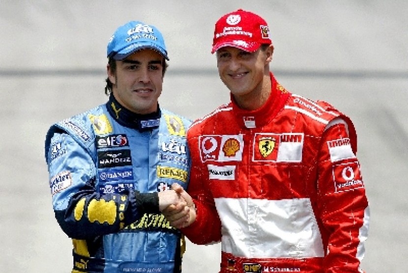 Pembalap Michael Schumacher (kanan) dan Fernando Alonso.