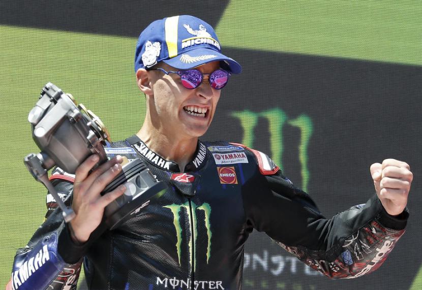 Pembalap Monster Energy Yamaha Fabio Quartararo merayakan gelar juara MotoGP Catalunya, Ahad (5/6/2022).