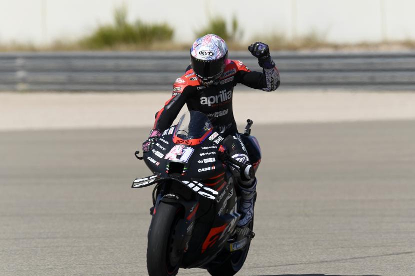 Pembalap tim Aprilia Racing, Aleix Espargaro dari Spanyol, melakukan selebrasi usai finis ketiga MotoGP Spanyol.