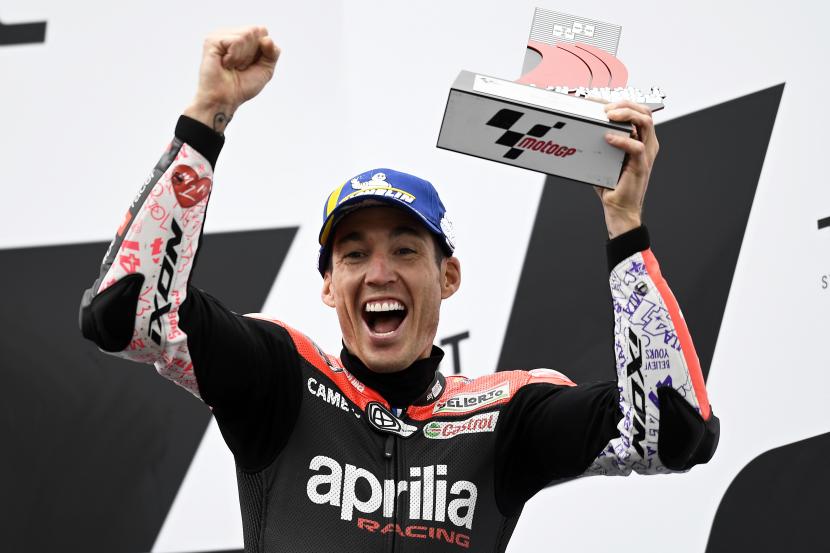 Pembalap MotoGP Aleix Espargaro dari Spanyol mengangkat trofi di podium setelah finis ketiga di Grand Prix Sepeda Motor Algarve, di sirkuit Internasional Algarve dekat Portimao, Portugal, Minggu, 24 April 2022.
