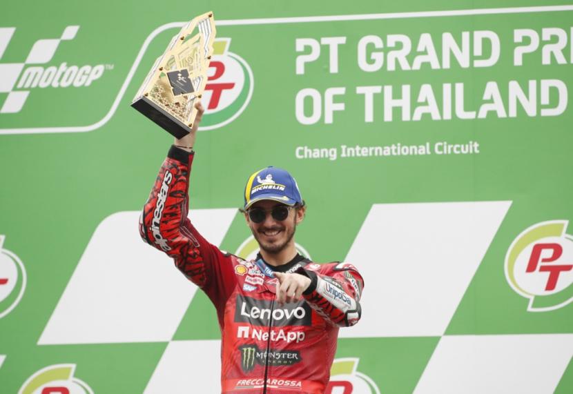 Pembalap MotoGP asal Francesco Bagnaia dari Tim Ducati Lenovo merayakan gelar juara di podium setelah memenangkan balapan GP Thailand di Sirkuit Internasional Chang, Buriram, Thailand, Ahad 27 Oktober 2024. 