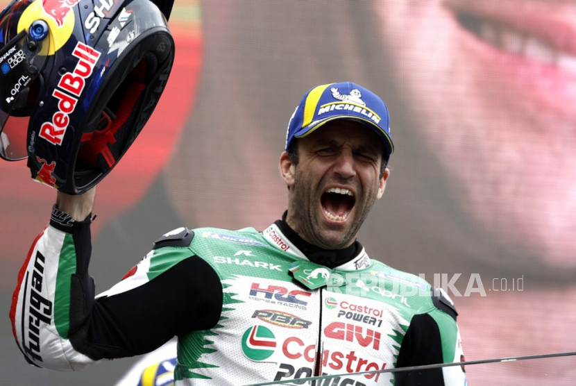 Pembalap MotoGP asal Prancis Johann Zarco dari Tim LCR Honda merayakan kemenangan di podium setelah menjuarai seri balap MotoGP Prancis di Le Mans, Prancis, Ahad, 11 Mei 2025. 