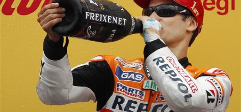 Pembalap MotoGp asal Spanyol, Dani Pedrosa, merayakan kemenangannya di podium Sirkuit Motegi, Jepang, Ahad (2/10).