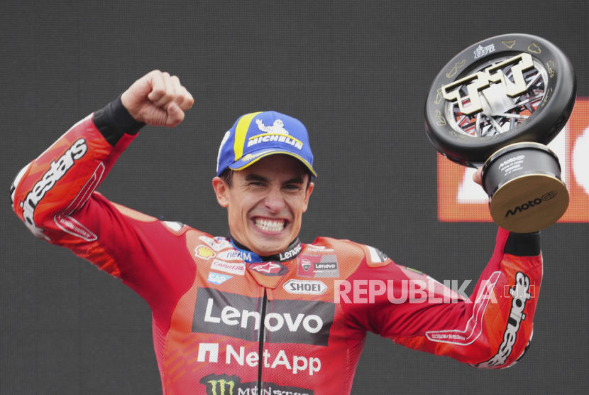 Pembalap MotoGP dari Ducati Lenovo Marc Marquez merayakan keberhasilan menjuarai GP Belanda 2025.