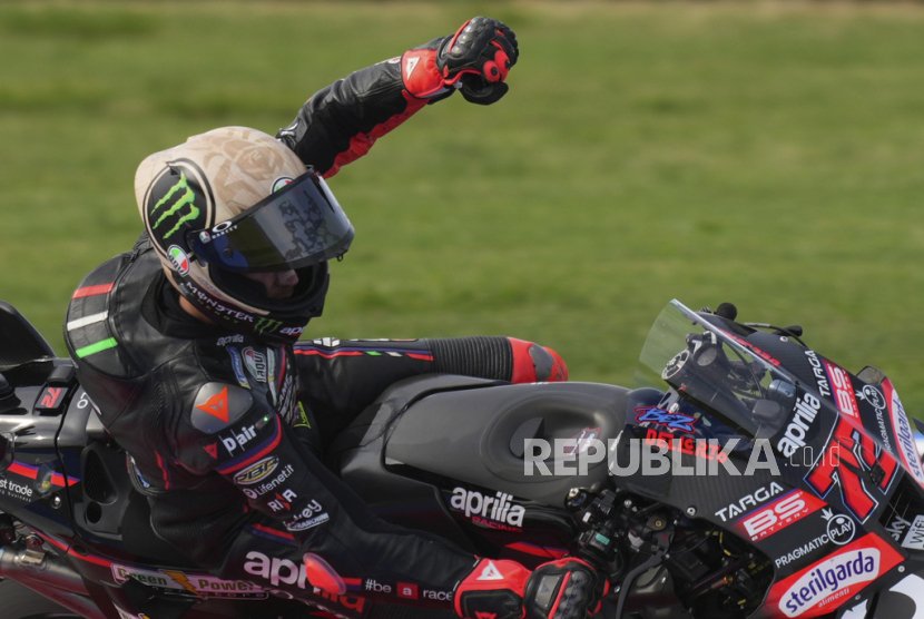Pembalap MotoGP dari tim Aprilia, Marco Bezzecchi, merayakan keberhasilan menjuarai sprint race GP San Marino di Sirkuit Dunia Misano Marco Simoncelli pada Sabtu (13/9/2024).