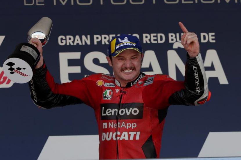 Pembalap MotoGP dari tim Ducati Jack Miller merayakan gelar juara di GP Spanyol yang berlangsung di Sirkuit Jerez-Angel Nieto, Ahad (2/5).
