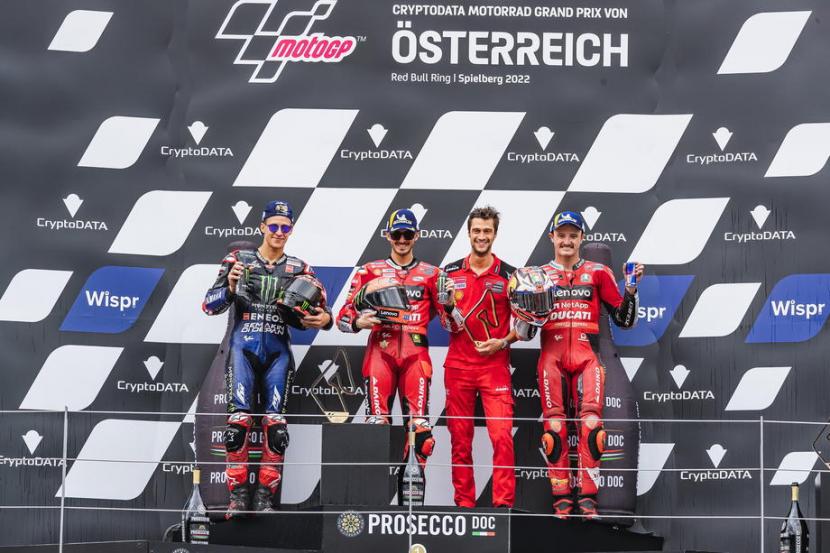 Pembalap MotoGP Francesco Bagnaia (kedua kiri) merayakan gelar juara GP Austria, Ahad (21/8/2022)