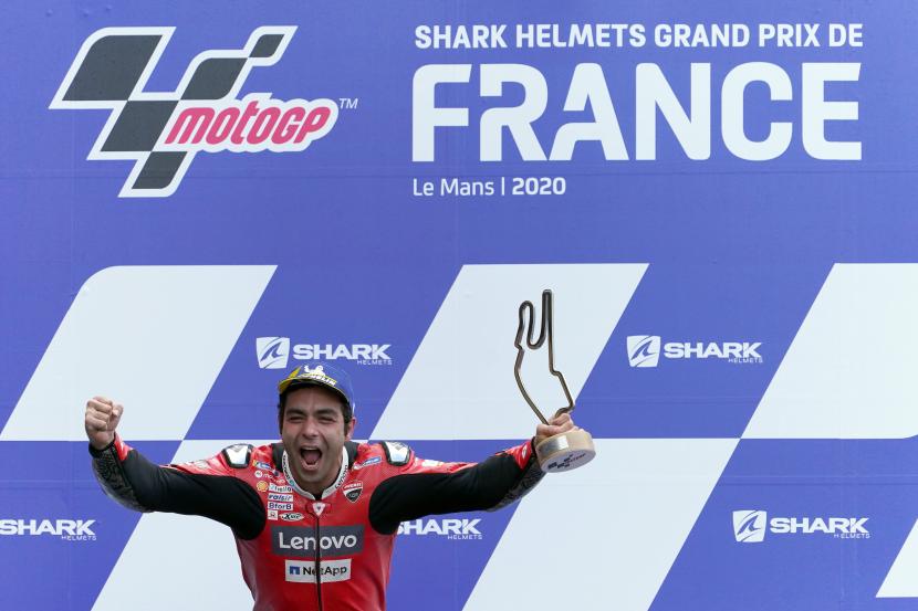 Pembalap MotoGP Italia Danilo Petrucci dari Tim Ducati merayakan kemenangannya di Grand Prix sepeda motor Prancis di Le Mans, Prancis, 11 Oktober 2020.