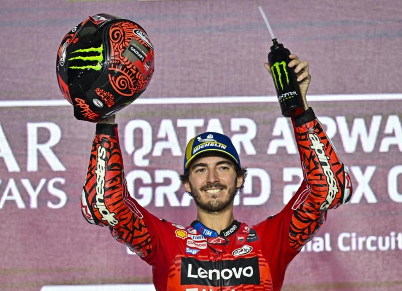 Pembalap MotoGP Italia Francesco Bagnaia dari Tim Ducati Lenovo merayakan gelar juara GP Qatar di podium setelah menjadi yang tercepat pada balapan di Sirkuit Internasional Losail di Doha, Qatar, 10 Maret 2024.
