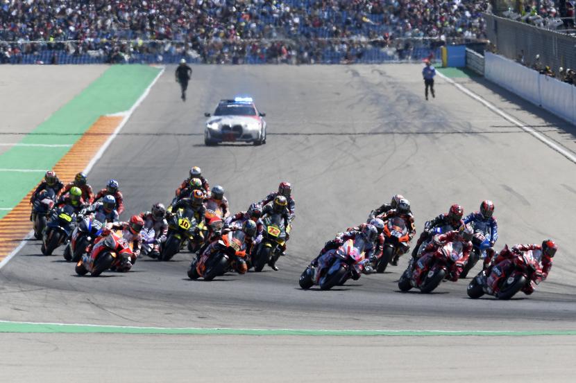 Pembalap MotoGP mengambil tikungan pada awal Grand Prix Sepeda Motor Aragon di sirkuit MotorLand Aragon, di Alcaniz, Spanyol Ahad, 18 September 2022. 
