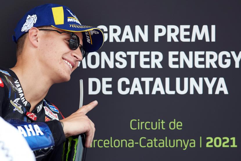  Pembalap MotoGP Prancis Fabio Quartararo dari tim Monster Energy Yamaha MotoGP merayakan setelah meraih pole position pada sesi kualifikasi Grand Prix Sepeda Motor Catalonia di sirkuit Barcelona-Catalunya di Montmelo, dekat Barcelona, ??Spanyol, 05 Juni 2021. 