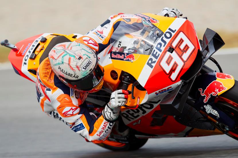 Pembalap MotoGP Spanyol Marc Marquez, dari tim Repsol Honda, mengikuti sesi latihan gratis pertama untuk balapan GP Gran Premi Monster Energy de Catalunya di sirkuit Barcelona-Catalunya di Montmelo, Barcelona, ??Spanyol, 04 Juni 2021.