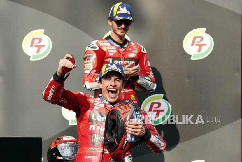 Pembalap MotoGP Spanyol Marc Marquez (depan) dari Tim Ducati Lenovo merayakan kemenangan di dekat rekan setimnya pembalap MotoGP Italia Francesco Bagnaia saat upacara penyerahan trofi balapan MotoGP di Sirkuit Internasional Chang, Provinsi Buriram, Thailand, Ahad, 2 Maret 2025. 