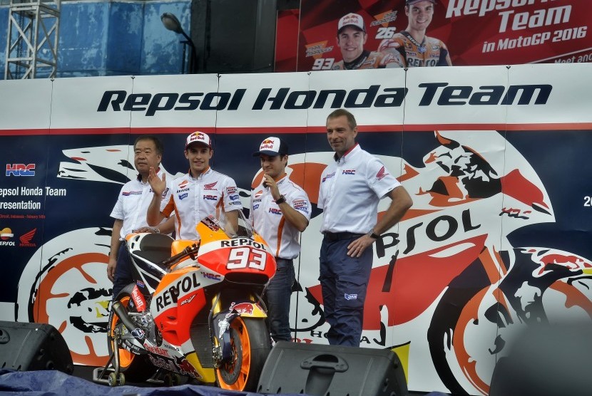 Pembalap MotoGP Tim Repsol Honda Marc Marquez (kedua kiri) dan Dani Pedrosa (kedua kanan) bersama Vice President Honda Racing Corporation Shuhei Nakamoto (kiri) serta Team Principal Repsol Honda MotoGP Livio Suppo (kanan) menyapa penggemar saat peluncuran 