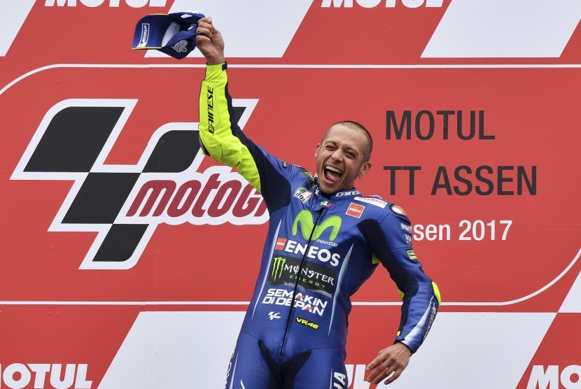 Pembalap MotoGP Valentino Rossi merayakan kemenangan di sirkuit Assen, Belanda Utara, Minggu, (25/6).