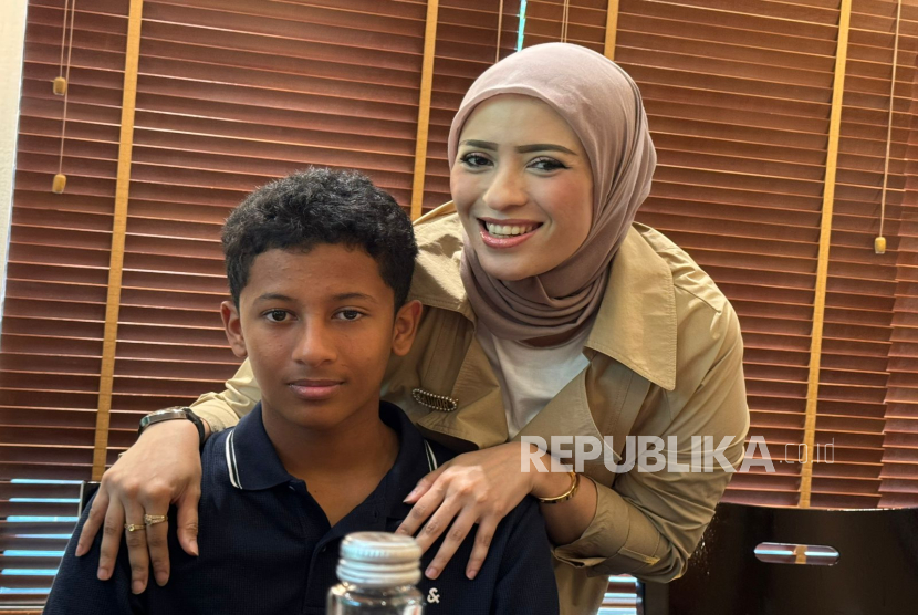 Pembalap muda berbakat Indonesia, Qarrar Firhand (kiri) dan ibundanya. 