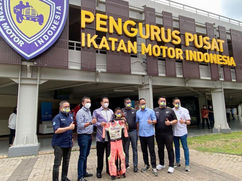 Pembalap muda Tanah Air, Qarrar Firhand Ali dan timnya menyambangi Kantor IMI Pusat di Jakarta, Rabu (12/1/2022).