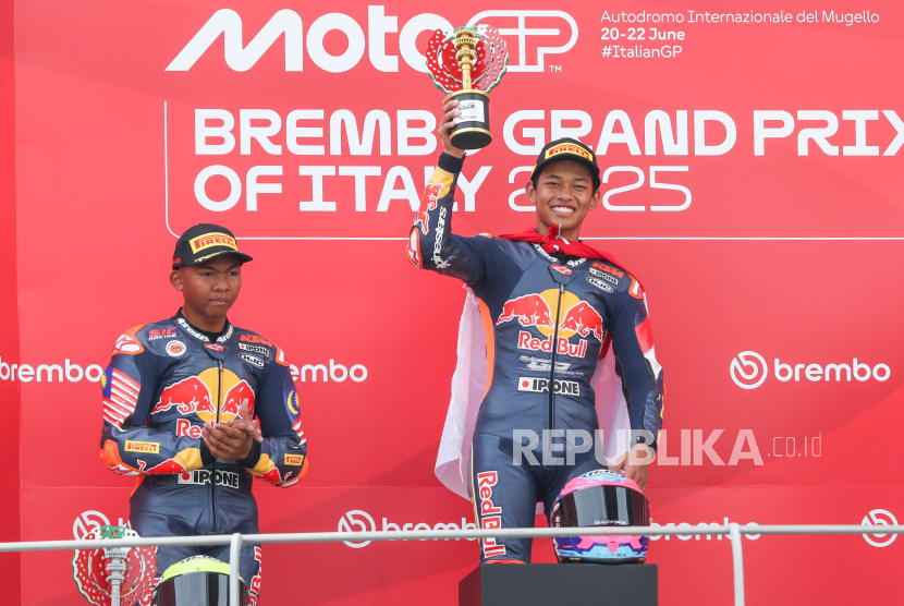 Pembalap muda Veda Ega Pratama sukses mencatatkan sejarah sebagai pembalap motor Indonesia pertama yang memenangkan ajang Red Bull MotoGP Rookies Cup 2025. Pria berusia 16 tahun ini berhasil menjadi pembalap tercepat dalam dua race di Mugello, Italia, yang digelar pada Ahad (22/6/2025) lalu. Kemenangan ini menjadi sebuah kebanggaan besar bagi Indonesia di kancah balap dunia.