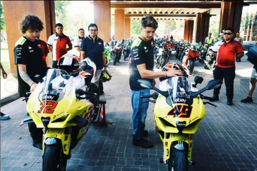 Pembalap Pertamina Enduro VR46 Racing Team Fabio Di Giannantonio (kanan) dan Marco Bezzecchi dalam acara meet and greet di Bali.