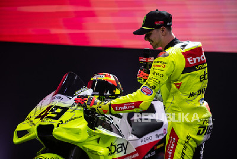 Pembalap Pertamina Enduro VR46 Racing Team Fabio Di Giannantonio memegang motor Ducati Desmosedici GP25 yang akan ditungganginya pada MotoGP musim 2025 dalam peluncuran tim di Jakarta, Sabtu (25/1/2025) malam.