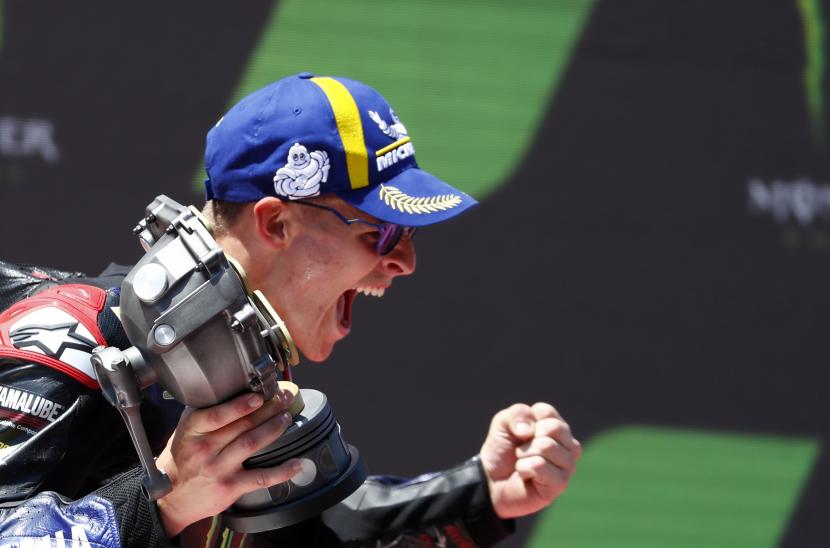 Pembalap Prancis Fabio Quartararo dari Monster Energy Yamaha MotoGP merayakan kemenangannya dalam balapan MotoGP dari Grand Prix Sepeda Motor Catalunya di arena pacuan kuda Catalunya di Montmelo, tepat di luar Barcelona, ??Spanyol, Ahad, 5 Juni 2022.