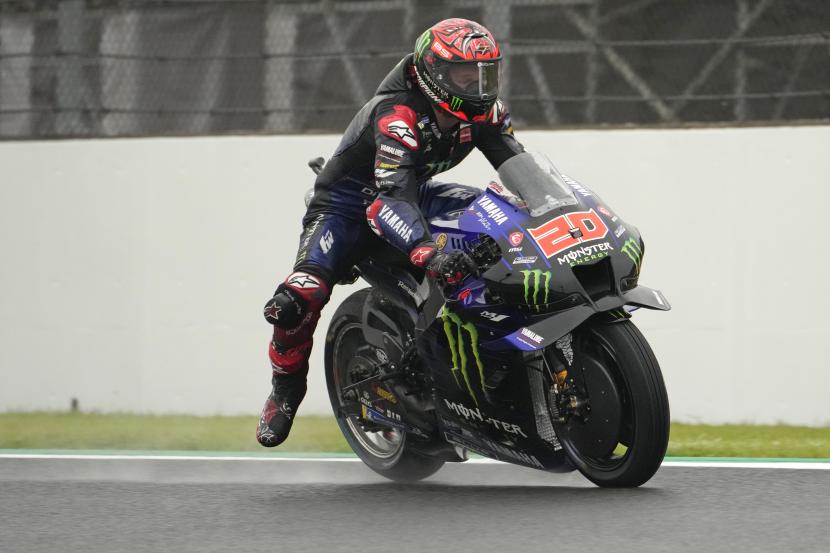  Pembalap Prancis Fabio Quartararo dari Monster Energy Yamaha MotoGP mengemudikan sepeda motornya saat kualifikasi MotoGP Grand Prix Sepeda Motor Jepang di sirkuit Twin Ring Motegi di Motegi, utara Tokyo, Sabtu, 24 September 2022. 