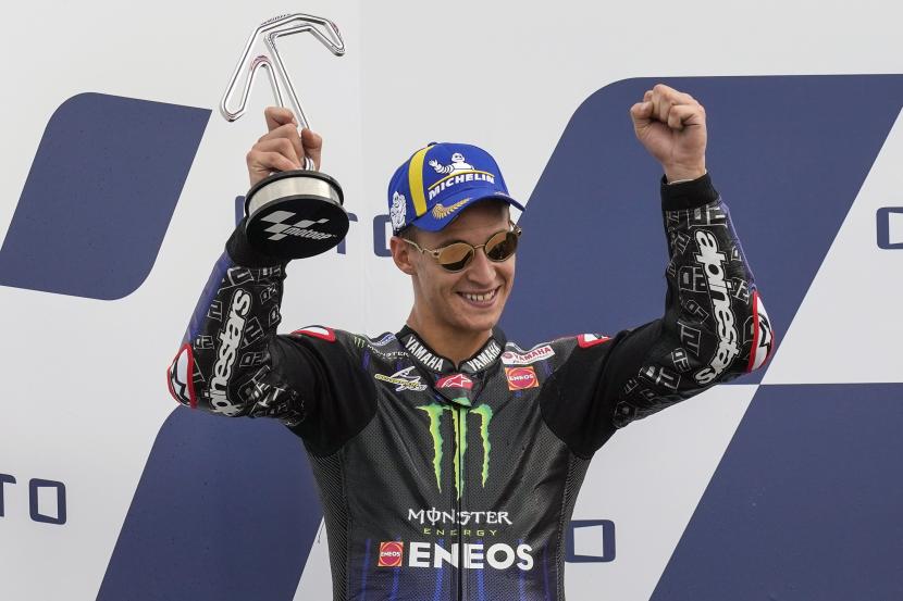 Pembalap Prancis Fabio Quartararo merayakan tempat keduanya di podium balapan MotoGP San Marino, di sirkuit Misano di Misano Adriatico, Italia, Minggu, 19 September 2021.