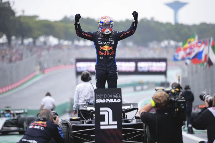 Pembalap Red Bull Max Verstappen asal Belanda, merayakan finis pertama di Grand Prix Formula Satu (F1) Brasil di Sirkuit Interlagos, Sao Paulo, Brasil, Senin (4/11/2024) dini hari WIB.