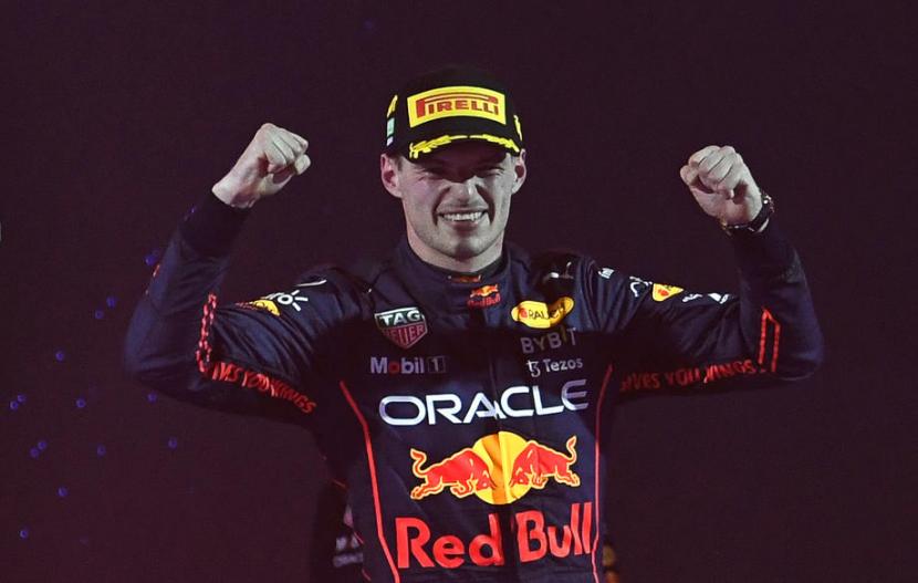 Pembalap red Bull Max Verstappen berpose usai menjuarai GP Arab Saudi.