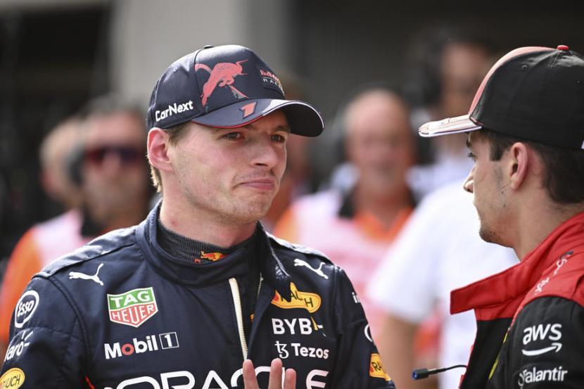 Pembalap Red Bull Max Verstappen dari Belanda berbincang dengan pembalap Ferrari Charles Leclerc usai sprint race GP F1 Austria. Verstappen menjuarai sprint race GP Austria.