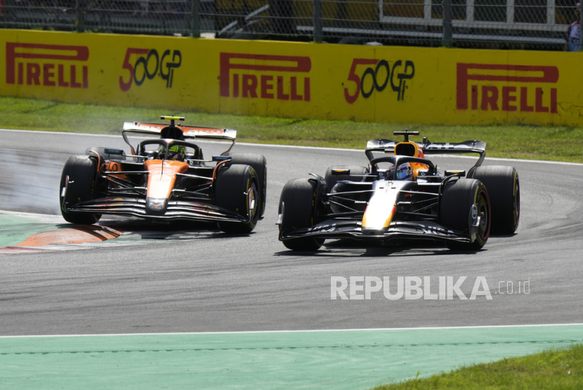 Pembalap Red Bull Max Verstappen dari Belanda (kiri) menyalip pembalap McLaren Lando Norris dari Inggris dalam balapan Grand Prix Italia di Sirkuit Monza, Ahad, 7 September 2025.