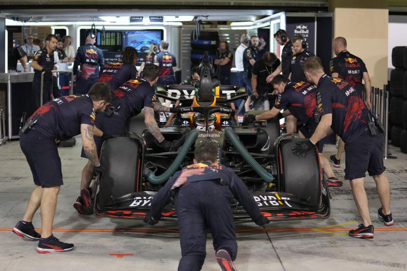 Pembalap Red Bull Max Verstappen dari Belanda melakukan pit stop saat sesi kualifikasi Grand Prix Formula Satu Abu Dhabi, di Abu Dhabi, Uni Emirat Arab Sabtu, 19 November 2022. 
