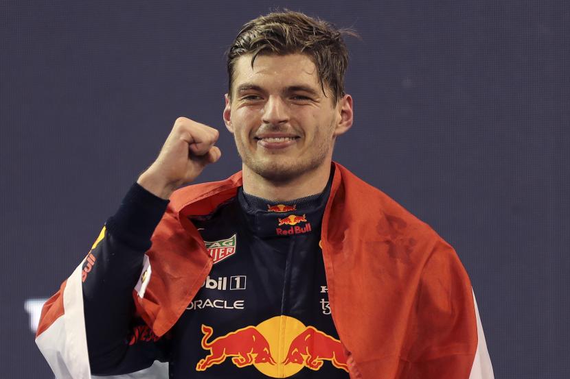Pembalap Red Bull Max Verstappen dari Belanda melakukan selebrasi usai menjadi juara dunia pebalap F1 usai menjuarai Grand Prix Formula Satu Abu Dhabi di Abu Dhabi, Uni Emirat Arab, Ahad 12 Desember 2021.