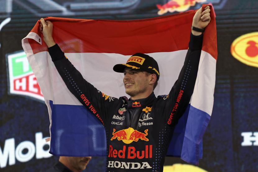 Pembalap Red Bull Max Verstappen dari Belanda melakukan selebrasi di podium setelah menjadi juara dunia pebalap F1 usai menjuarai Grand Prix Formula Satu Abu Dhabi di Abu Dhabi, Uni Emirat Arab, Ahad 12 Desember 2021.