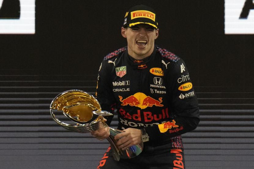 Pembalap Red Bull Max Verstappen dari Belanda melakukan selebrasi usai menjadi juara dunia setelah menjuarai Formula Satu Grand Prix Abu Dhabi di Abu Dhabi, Uni Emirat Arab, Ahad, 12 Desember 2021.