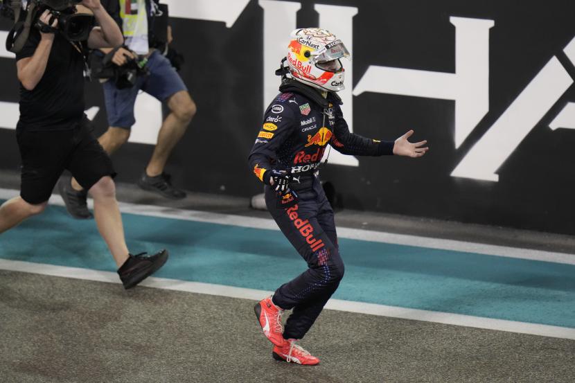 Pembalap Red Bull Max Verstappen dari Belanda melakukan selebrasi usai menjadi juara dunia setelah menjuarai Formula Satu Grand Prix Abu Dhabi di Abu Dhabi, Uni Emirat Arab, Ahad, 12 Desember 2021.