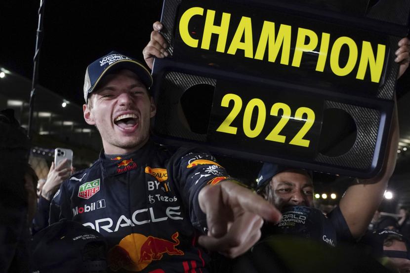 Pembalap Red Bull Max Verstappen dari Belanda melakukan selebrasi bersama rekan setimnya saat ia menjadi juara dunia pembalap F1, selama Grand Prix Formula Satu Jepang di Sirkuit Suzuka di Suzuka, Jepang tengah, Ahad, 9 Oktober 2022. 