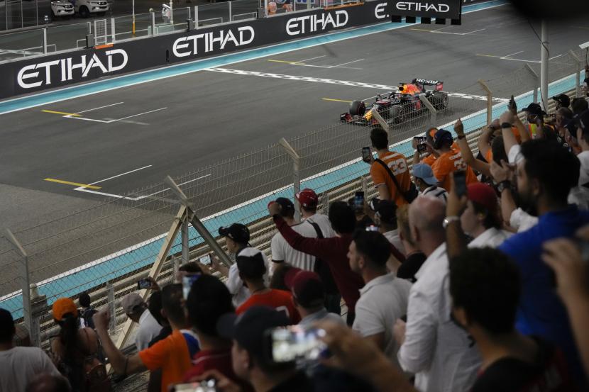 Pembalap Red Bull Max Verstappen dari Belanda memenangkan Grand Prix Formula Satu Abu Dhabi di Abu Dhabi, Uni Emirat Arab, Ahad 12 Desember 2021. Formula 1 menyatakan akan mewajibkan seluruh personel yang bekerja di paddock menjalani vaksinasi COVID-19 secara penuh, tanpa kecuali, mulai musim ini. 