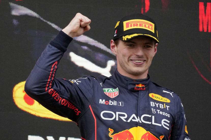 Pembalap Red Bull Max Verstappen, dari Belanda, merayakan di podium setelah memenangkan Grand Prix Formula Satu Emilia Romagna, di arena pacuan kuda Enzo dan Dino Ferrari, di Imola, Italia, Ahad, 24 April 2022. 