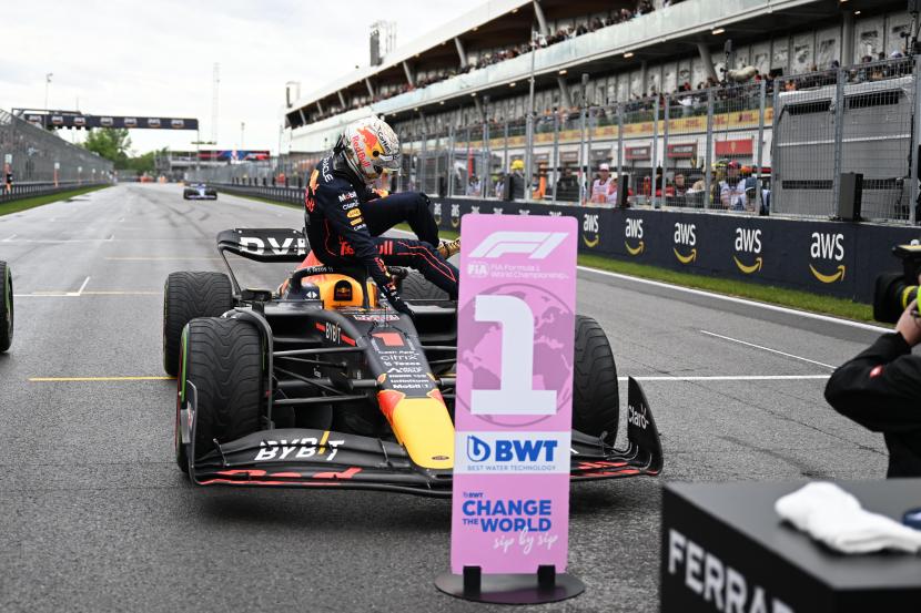 Pembalap Red Bull Max Verstappen, dari Belanda, turun dari mobilnya setelah lolos pertama untuk balapan mobil Formula Satu Grand Prix Kanada di Montreal, Sabtu, 18 Juni 2022. 