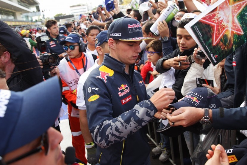 Pembalap Red Bull, Max Verstappen melayani permintaan tanda tangan dari fan di sirkuit Hermanos Rodriguez, Meksiko, Jumat (28/10). Gaya bicara Verstappen yang arogan menuai kritik dari bos tim, Helmut Marko.